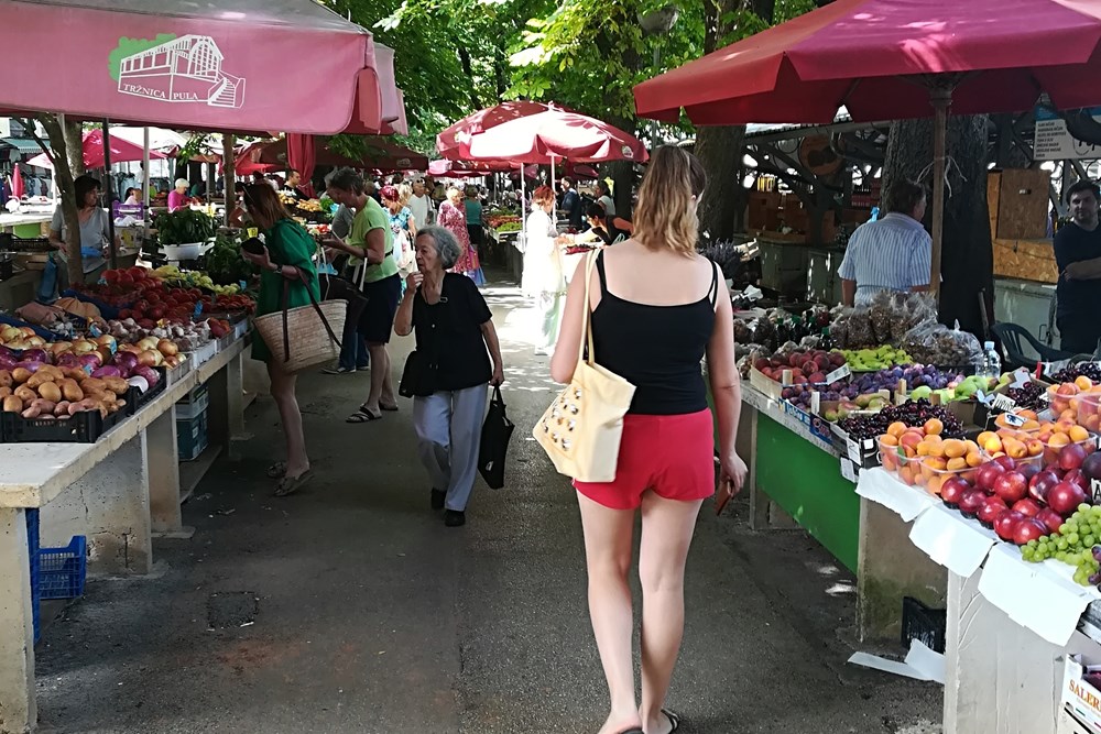 Štorija od turisti Pula (Snimio Ian Tataj)