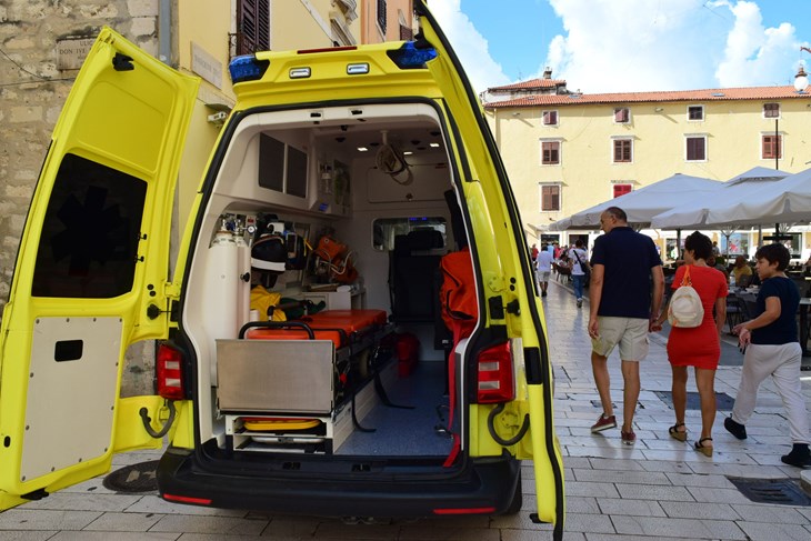 Vrućina i turistička špica stvaraju puno posla za djelatnike hitne pomoći (Snimio Arif Sitnica)