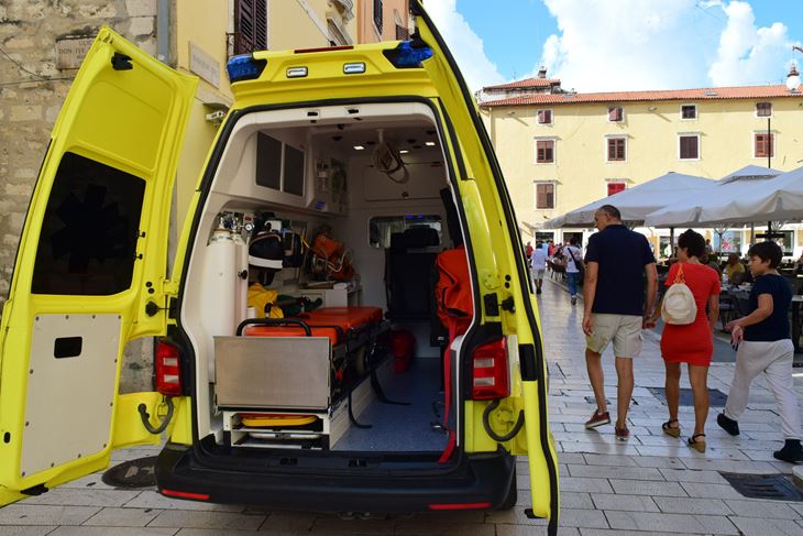 Vrućina i turistička špica stvaraju puno posla za djelatnike hitne pomoći (Snimio Arif Sitnica)