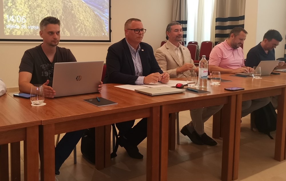 Direktor HTZ-a Kristjan Staničić i direktor istarskog TZ-a Denis Ivošević na sastanku s predstavnicima turističkih zajednic