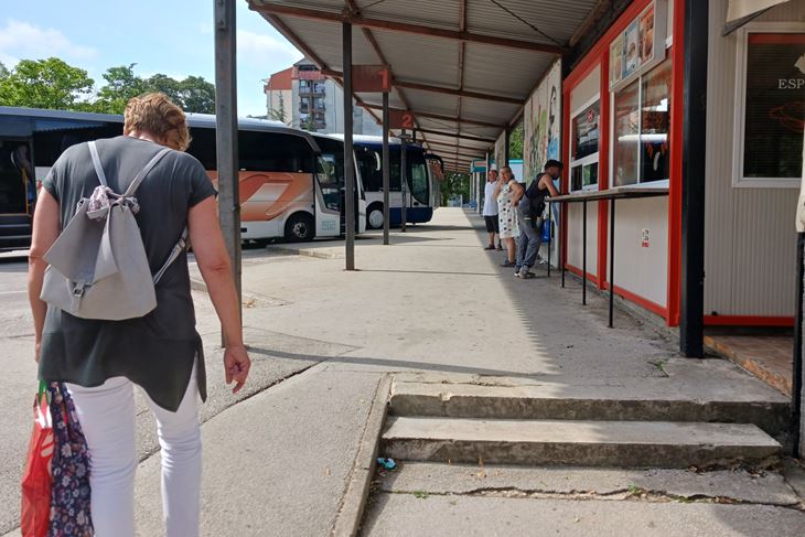 Na polupustom autobusnom kolodvoru nekolicina ljudi čeka autobus za Zagreb (Snimio Anđelo Dagostin)