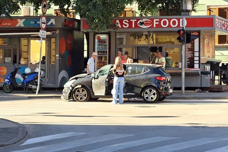 Na križanju Rakovčeve i Zagrebačke ulice u Puli, auto prošao kroz ...