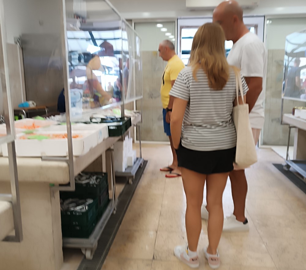 Među kupcima na ribarnici više je stranaca (Snimila Olja Fazlović)