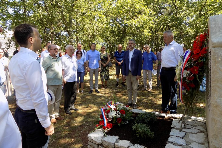 Polaganje vijenca kod spomen obilježja na Rušnjaku (Snimila Gordana Čalić Šverko)