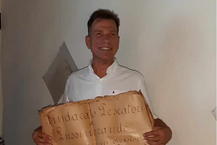 Germano Fioranti s papirom bogate povijesti (Foto: Privatna arhiva)