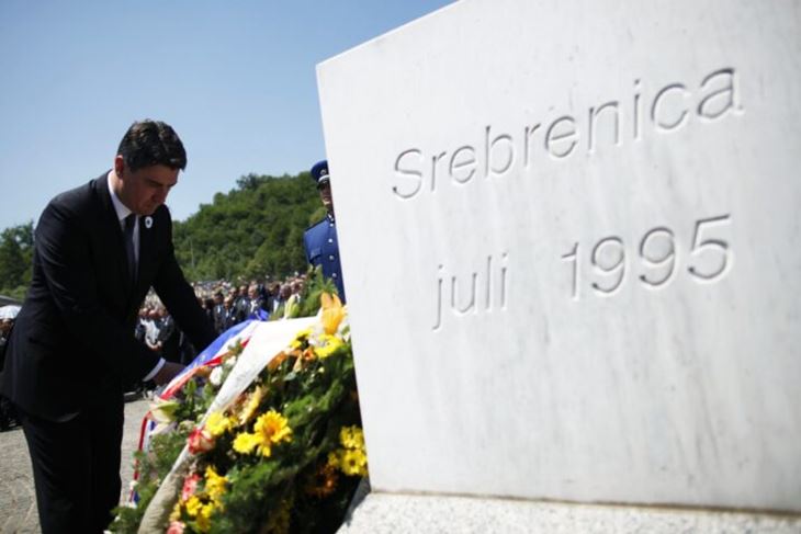 Zoran Milanović snimljen u Srebrenici 2012. godine, kao hrvatski premijer, u vrijeme dok još nije relativizirao genocid koji su ondje počinili bosanski Srbi (Foto: Reuters)