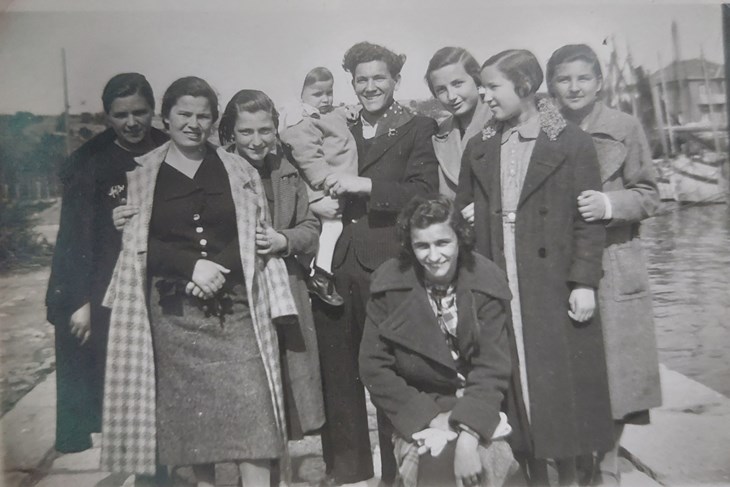 Anđelka Dodić (prva zdesna) bila je prva glavna urednica Glasa Istre, od 1946. do 1948. (Privatna arhiva)