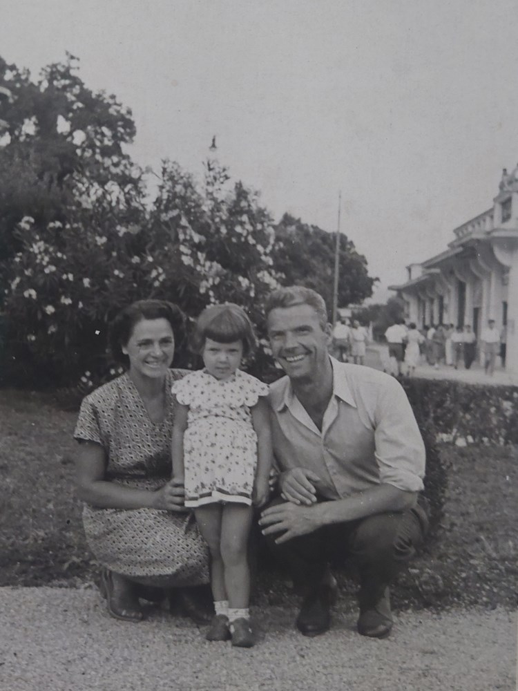 Anđelka i Stanko Dodić s kćerkom Radojkom, također novinarkom u Glasu Istre ranih 1980-ih (Privatna arhiva)