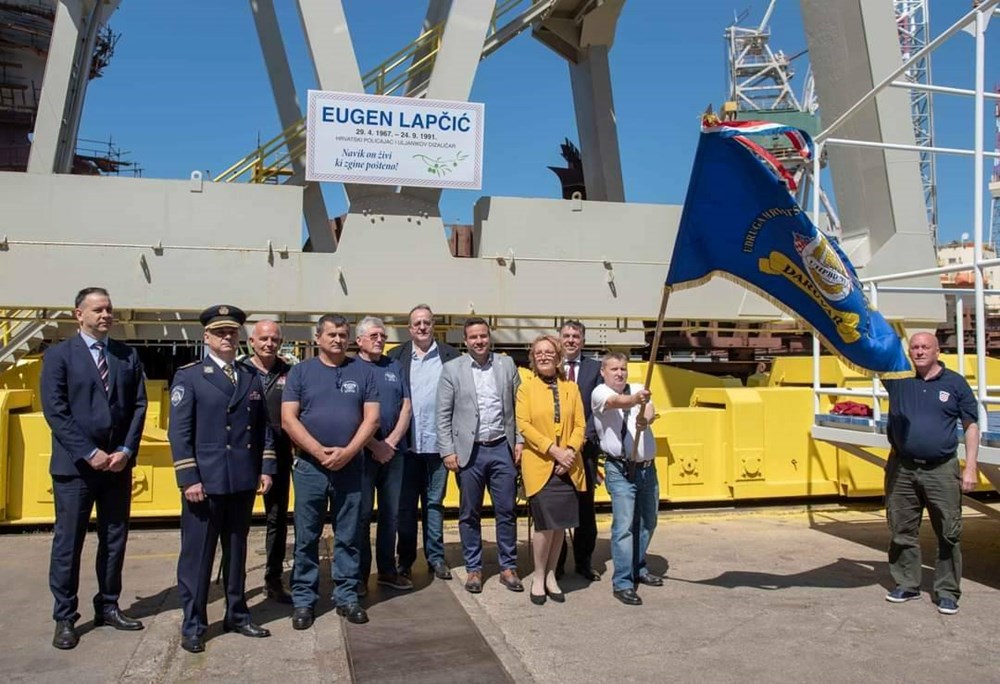 Spomen-ploča Eugenu Lapčiću na dizalici u brodogradilištu Uljanik (Arhiva Glasa Istre)