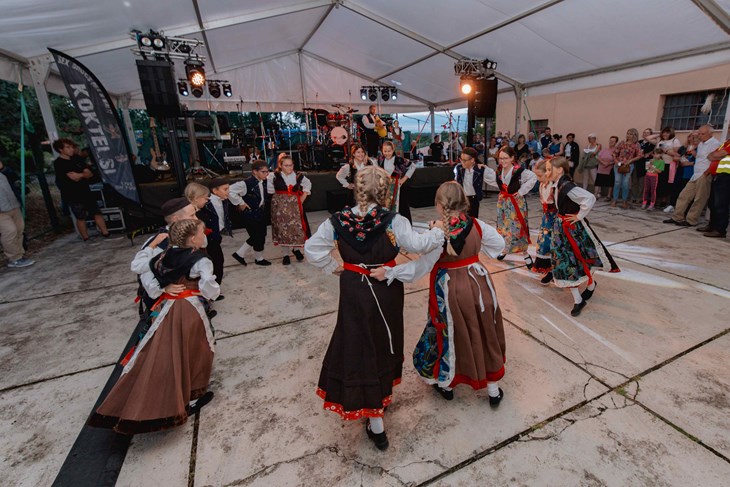 Pet Angošt, mali folkloraši (Snimio Noel Miletić)