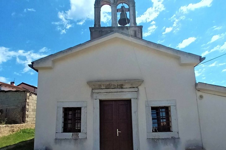Na crkvi u Dračevcu obnovljena su ulazna vrata i prozori te sanirano krovište (Foto: Grad Poreč)