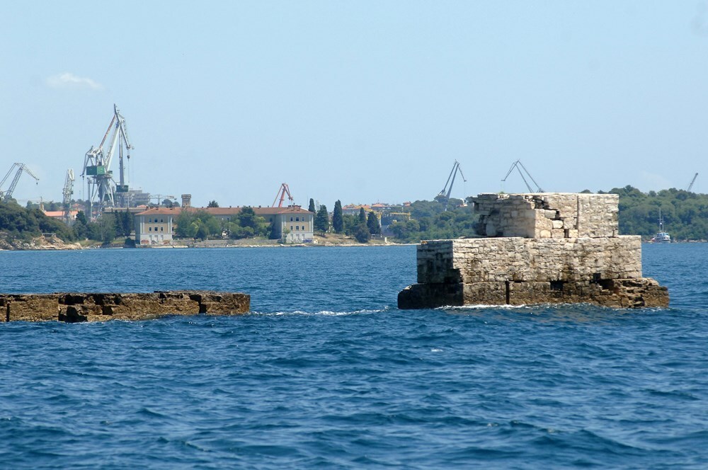 Zubom vremena dobro načet lukobran (Arhiva Glasa Istre)