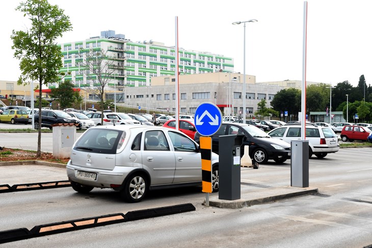 Uzmeš listić i poništiš ga na bolničkom šalteru i onda možeš izaći bez plaćanja parkinga (Snimio Milivoj Mijošek)
