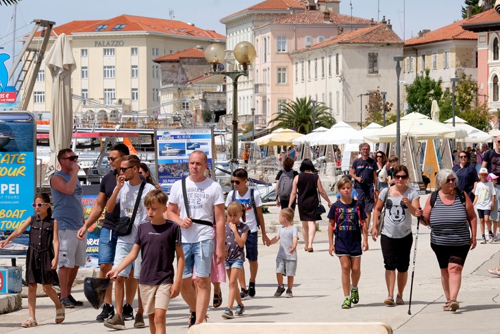 Turisti u Poreču (Snimio Milivoj Mijošek / Glas Istre)