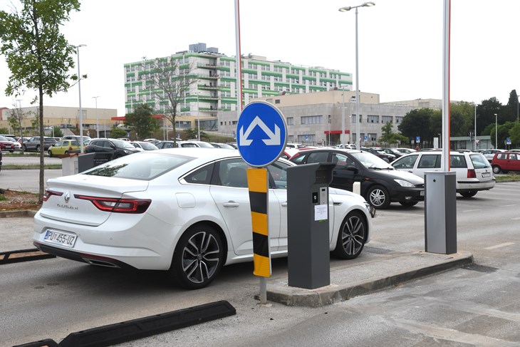 Parking Opće bolnice Pula (Snimio Milivoj Mijošek)
