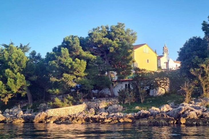 Obala ispod samostana najlakše je dostupna s mora, a drevni zidić lako se preskoči (Foto Morski.hr)