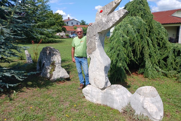 Lučano Rigo poznatom misterioznom čudovištu napravio "spomenik" u svome dvorištu (Snimio Anđelo Dagostin)