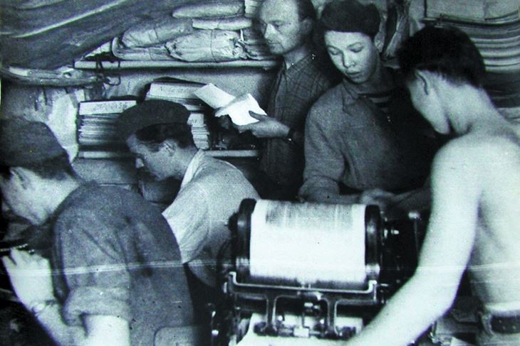 Štamparija Pobjeda 1944., slijeva: Miroslav Dukić, Andre (Andro) Lušičić, Josip Sloković - Branko, Vlatko Cetina i Vitomir Jardas