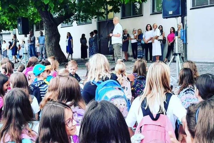 Program dobrodošlice u Pazinu organiziran je na igralištu (Foto: OŠ Pazin)