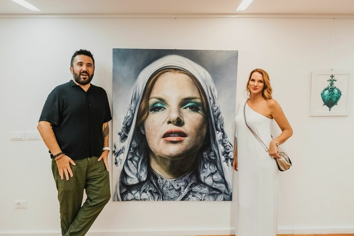 Autor i njegov model uz rad "Eye of the Mother", ulje na platnu (Snimio Boris Baran / Udruga Fotovun)