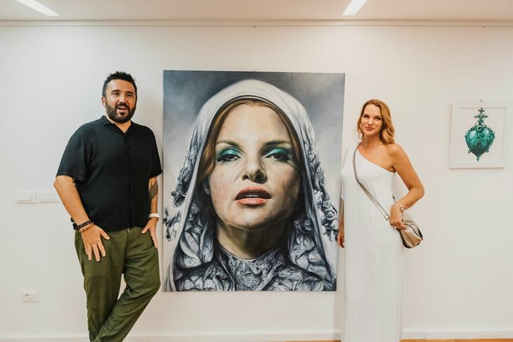 Autor i njegov model uz rad "Eye of the Mother", ulje na platnu (Snimio Boris Baran / Udruga Fotovun)