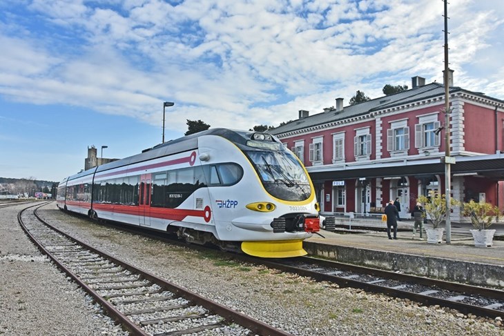 Otkako je početkom ožujka počeo voziti u Istri, ovo je već drugi problem s novim vlakom (Snimio Duško Marušić Čiči)