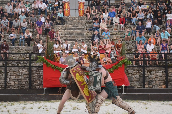 Posjetitelji se nakon borbi mogu družiti s gladijatorima (Arhiva Glasa Istre)