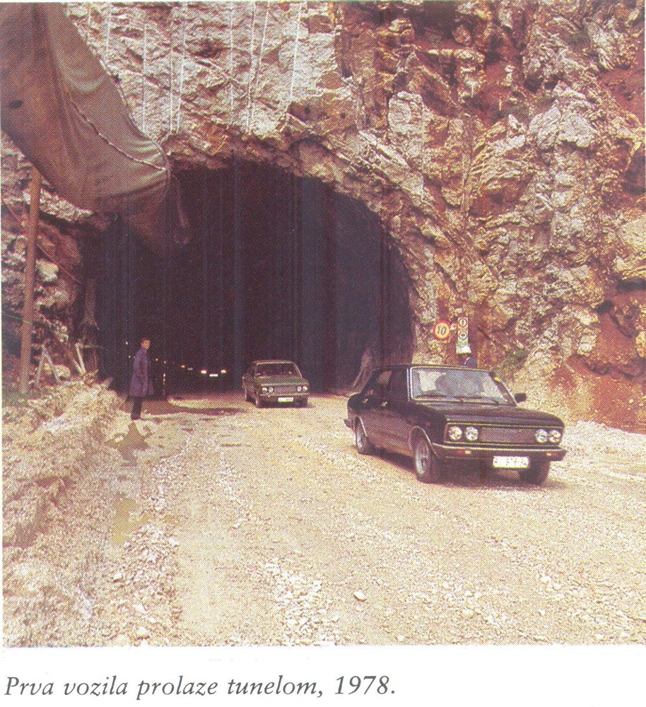 Prvi automobili prolaze kroz tunel nakon probijanja 1978. (iz monografije "Učka - cestovni tunel") 