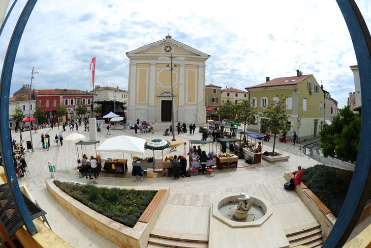 Festival poduzetništva na porečkom Trgu slobode (Snimio Milivoj Mijošek)