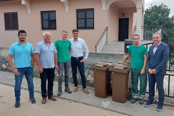 Gradonačelnik Glavičić i direktor 1. Maja Blašković sa stanarima Marcilnice koji su prvi dobili smeđe spremnike (Snimio Branko Biočić)