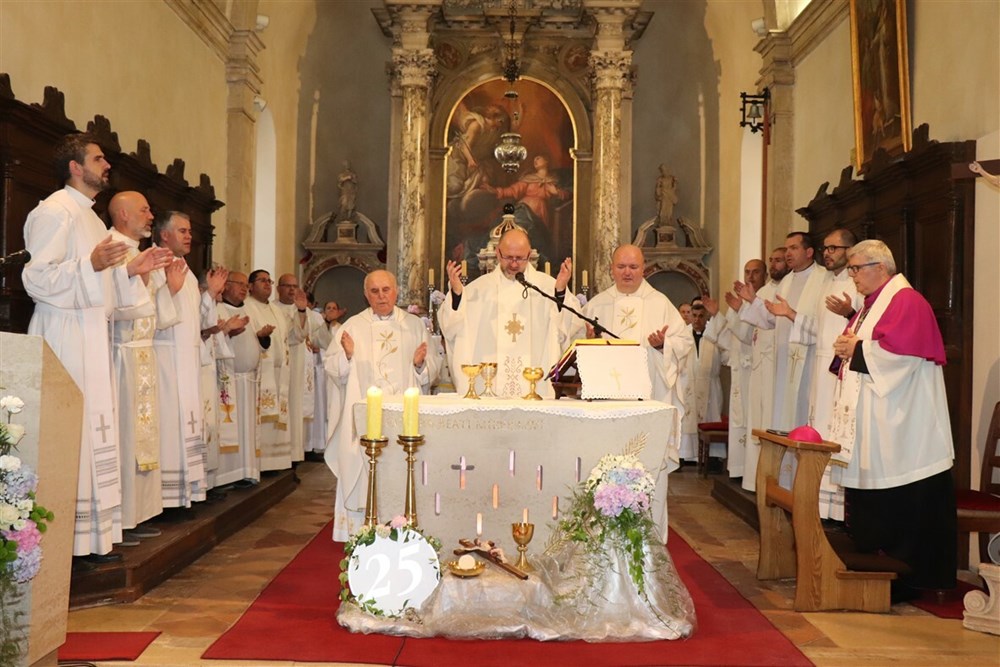 Srebrni svećenički jubilej, 25. obljetnicu svećeništva, proslavio je župnik u Savičenti Darko Zgrablić (Foto: Porečka i Pulska biskupija)