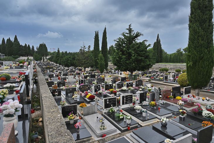 Očekuju se gužve na prilaznim prometnicama grobljima (Snimio Duško Marušić Čiči)