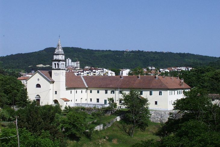 Samostansko crkvište dominira nad gradom (Snimio Robert Buršić)