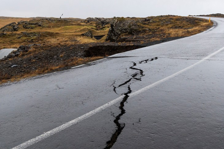 Pukotine na cesti nastale uslijed vulkanske aktivnosti (Foto RUV/Ragnar Visage/Reuters)