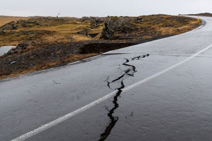 Pukotine na cesti nastale uslijed vulkanske aktivnosti (Foto RUV/Ragnar Visage/Reuters)