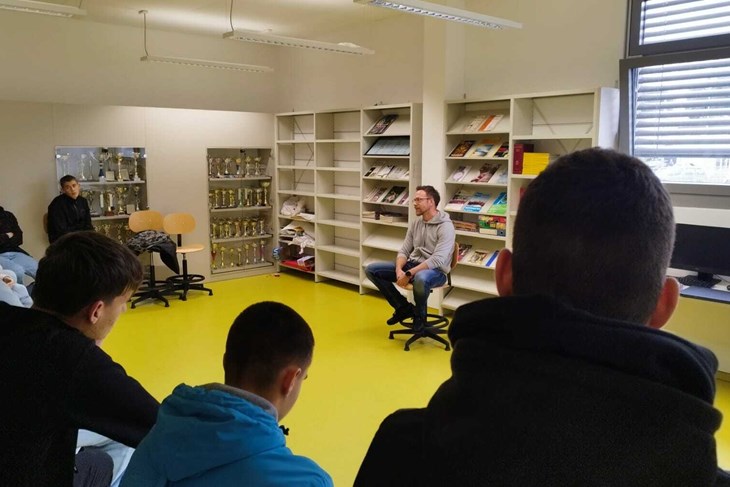 Radionicu Rade Radolovića pratile su grupe učenika i profesora (Foto: Medicinska škola Pula)
