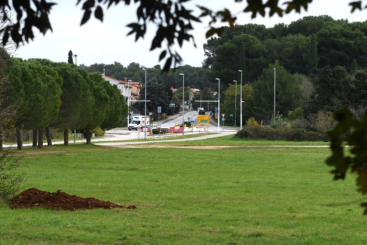 Zemljište na Marsovom polju darovano je Gradu za izgradnju sportsko-rekreacijskog centra (Snimio: Milivoj Mijošek/Glas Istre)