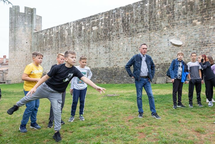 Pljočkanje je popularno među istarskim školarcima (Foto: Istarski pljočkarski savez)