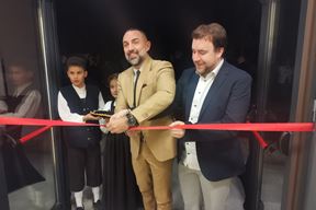 Roman Carić, načelnik općine Kršan i Lucian Mrzlić, predsjednik vijeća,  svečano otvaraju novi Dom kulture (Snimio: Branko Biočić)