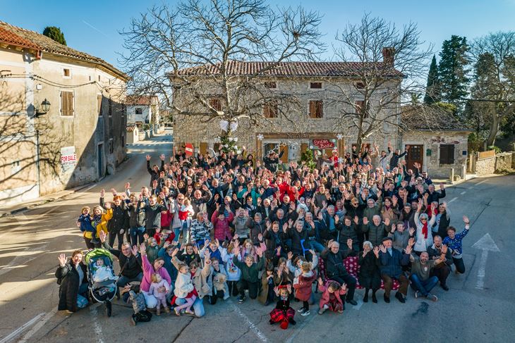 Gotovo svi mještani Krnice ovjekovječeni na zajedničkoj fotografiji (Snimio Loris Zupanc)