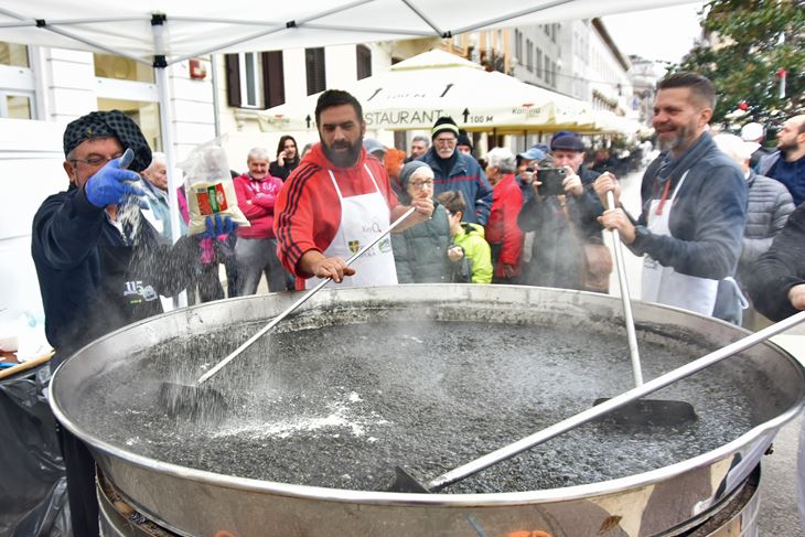 U velikoj padeli sutra će se krčkati rižoto s morskim plodovima, kozicama, pedoćima i sipama (Snimio: Duško Marušić Čiči/Glas Istre)