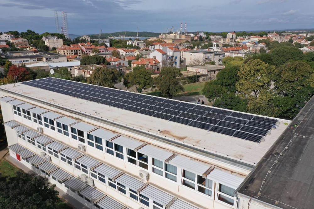 Postavljene sunčane elektrane na osnovnim školama Veli Vrh Pula i Vidikovac Pula