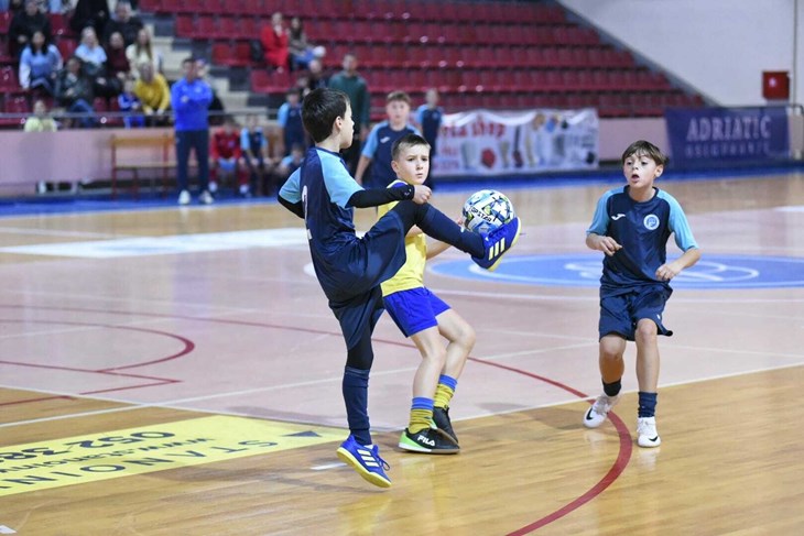 PLAVI NADJAČALI ŽUTE - Fažanci su svladali Rovinježe i potom osvojili treće mjesto u U-11 (Foto: Futsal Pula)