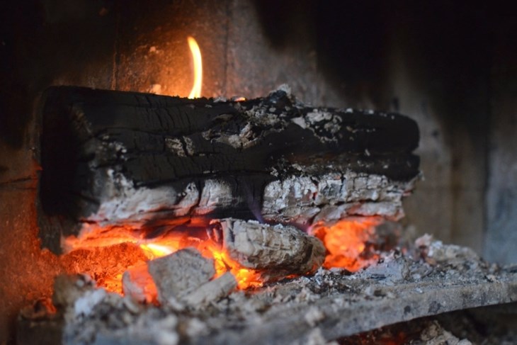 Na Badnjak se palio cok koji je tinjao sve do Sveta tri kralja (Arhiva Glasa Istre)