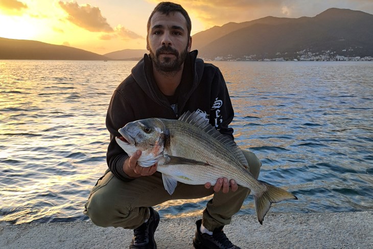 A kada sam je napokon privukao do obale i vidio, tek sam onda shvatio koliko je velika i da je neću moći tek tako izvaditi jer nisam imao ni podmetač, a ni kuku