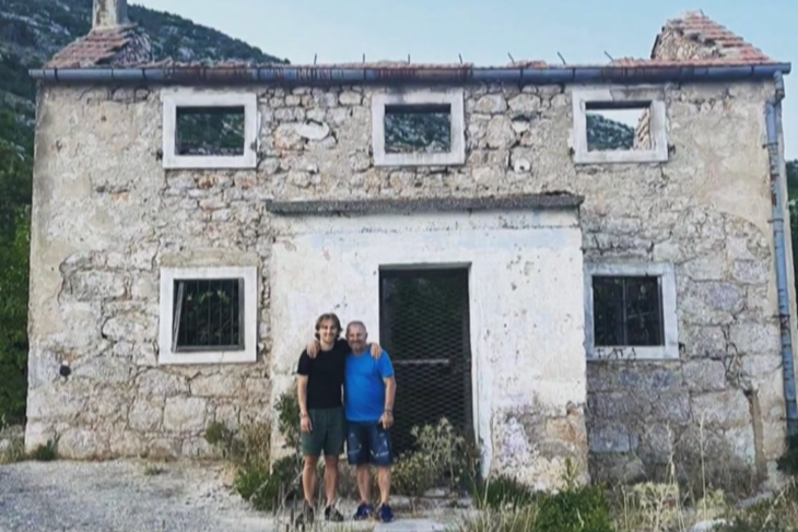 Luka Modrić ispred svoje ruševne rodne kuće (Foto: Screenshot)