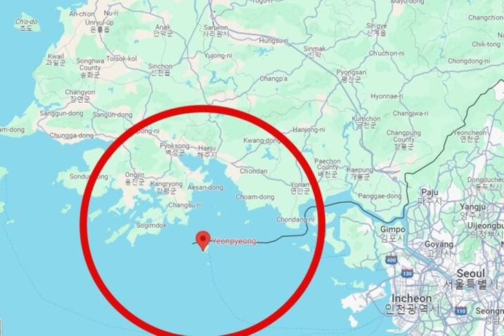 Otok Yeonpyeong, na kojem živi oko dvije tisuće ljudi i na kojem se nalazi vojna baza, nalazi se 3 kilometra od sporne pomorske granice