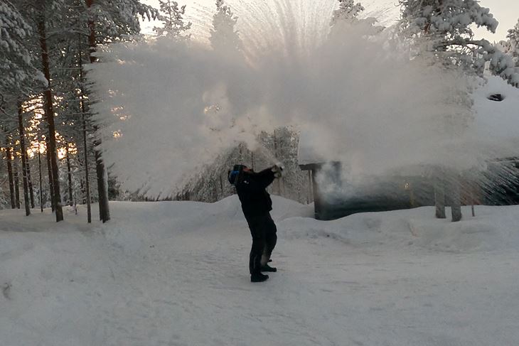 Lauri Untamo baca kipuću vodu u zrak (Foto Reuters)