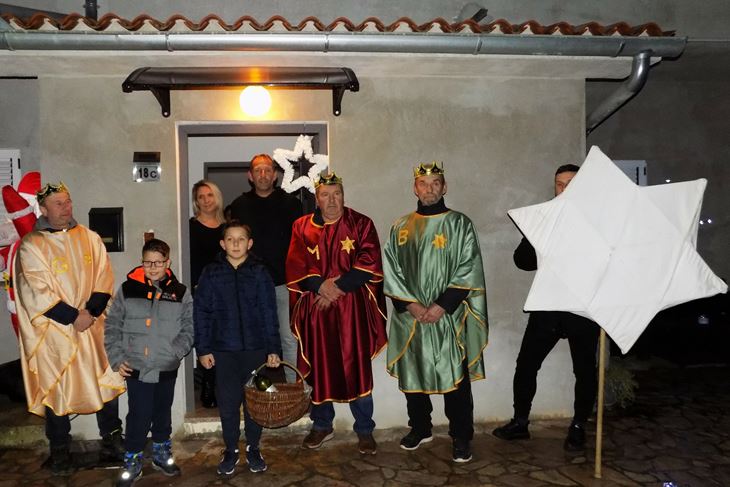 Tri kralja i kolejani na svom noćnom pohodu Kaldirštinom (Snimila: Gordana Čalić Šverko)