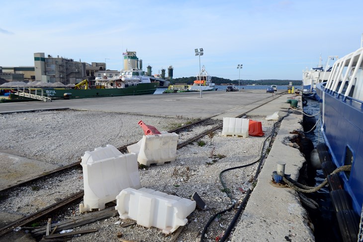 Molo Carbone Pula, slobodna zona (Foto Dejan Štifanić/Arhiva Glasa Istre)